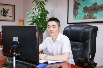 “老板,好樣的,我們永遠(yuǎn)向您看齊!” ——讀益陽日報(bào)《諶暢明 把公司做強(qiáng),把公益做好》有感 “老板,好樣的,我們永遠(yuǎn)向您看齊!” ——讀益陽日報(bào)《諶暢明 把公司做強(qiáng),把公益做好》有感